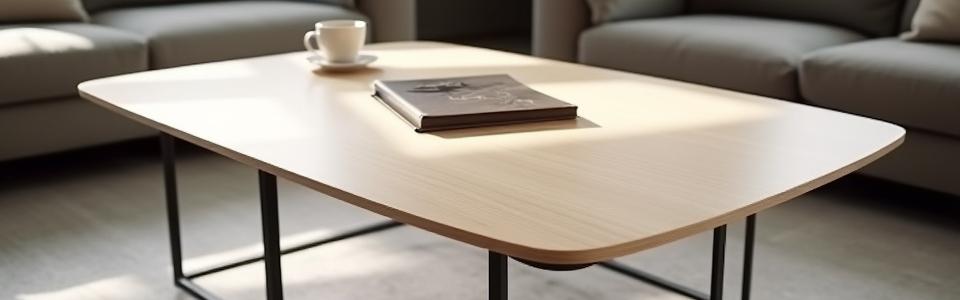 Mesa de centro minimalista con detalles en acero y madera clara